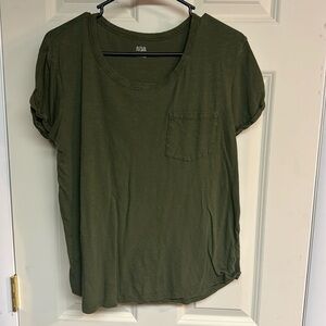 All 4 shirts are the same size and brand but differnt colors.